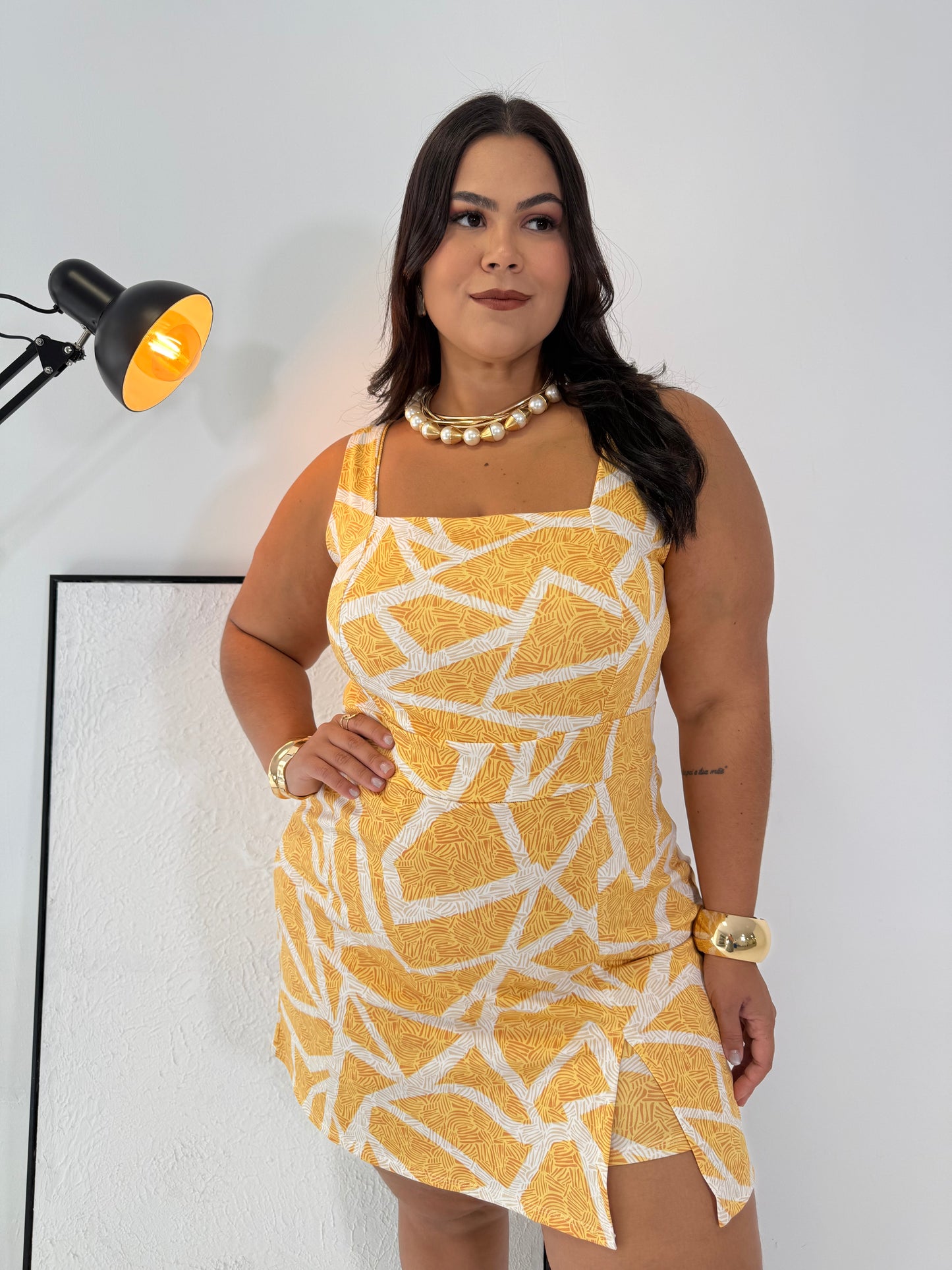 Macaquinho Feminino Alice Amarelo - Estilo Geométrico e Conforto em uma Peça Única