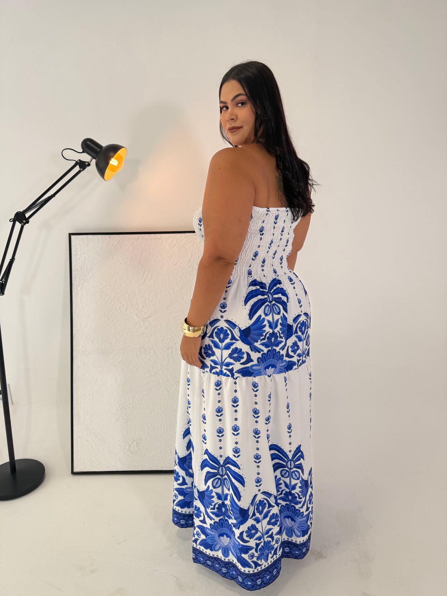 Vestido Helena Azul Majestade - A Elegância Tropical com Ajuste Perfeito