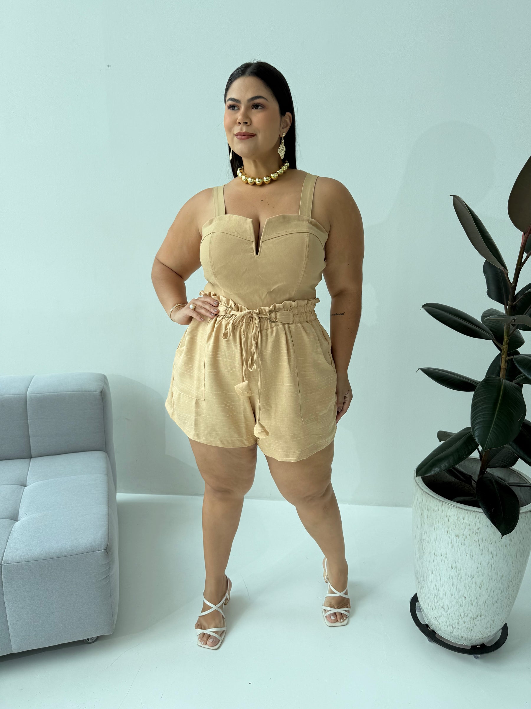 Short Nude – Sofisticação Neutra e Conforto Atemporal