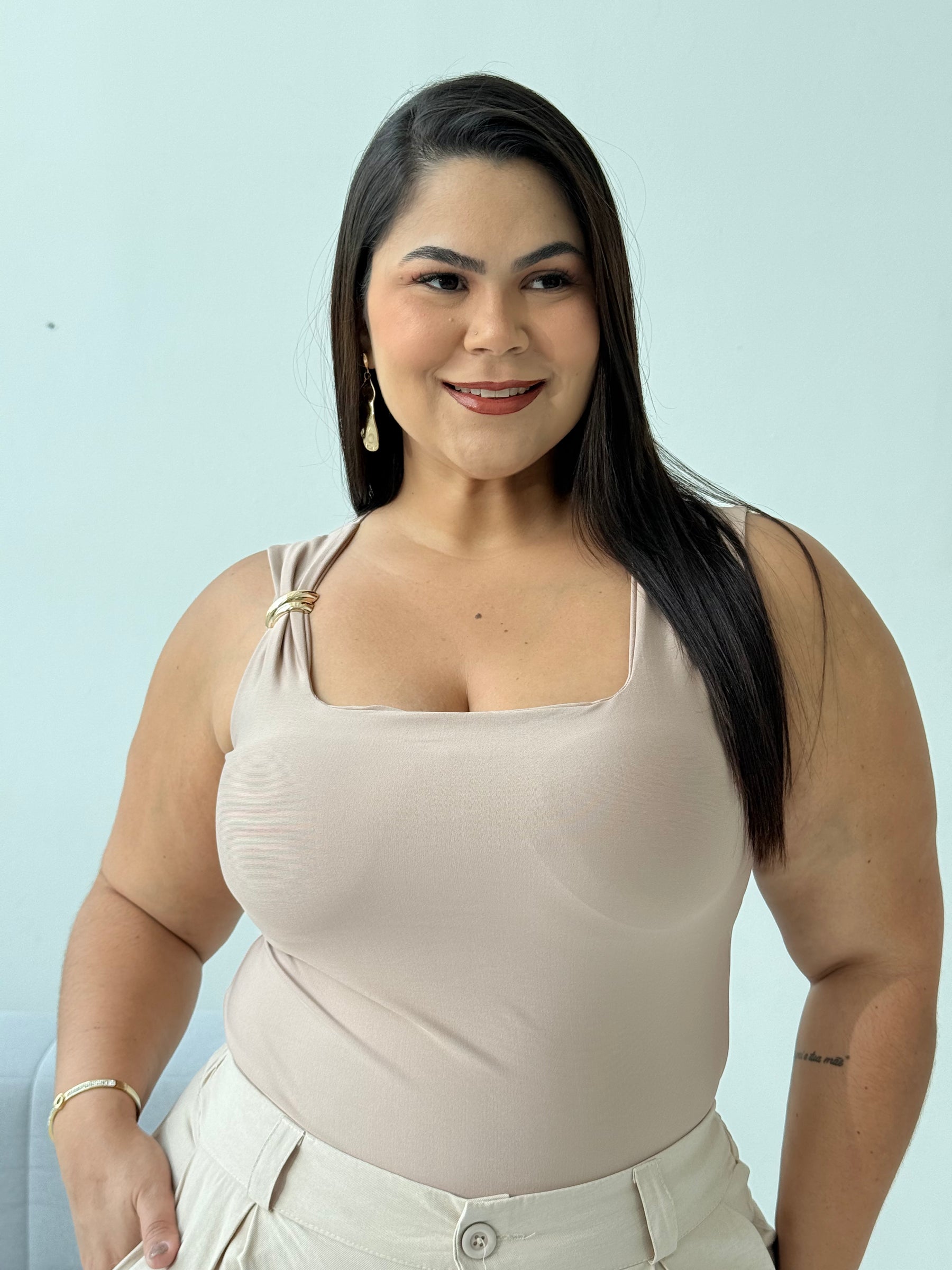 Blusa Patrícia Nude – Elegância Neutra e Sofisticada