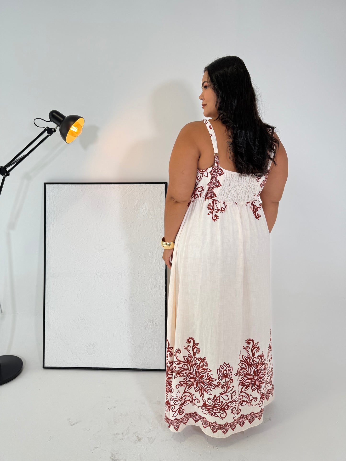 Vestido Cintia Off-White e Marrom - O Encanto que Flui como o Vento