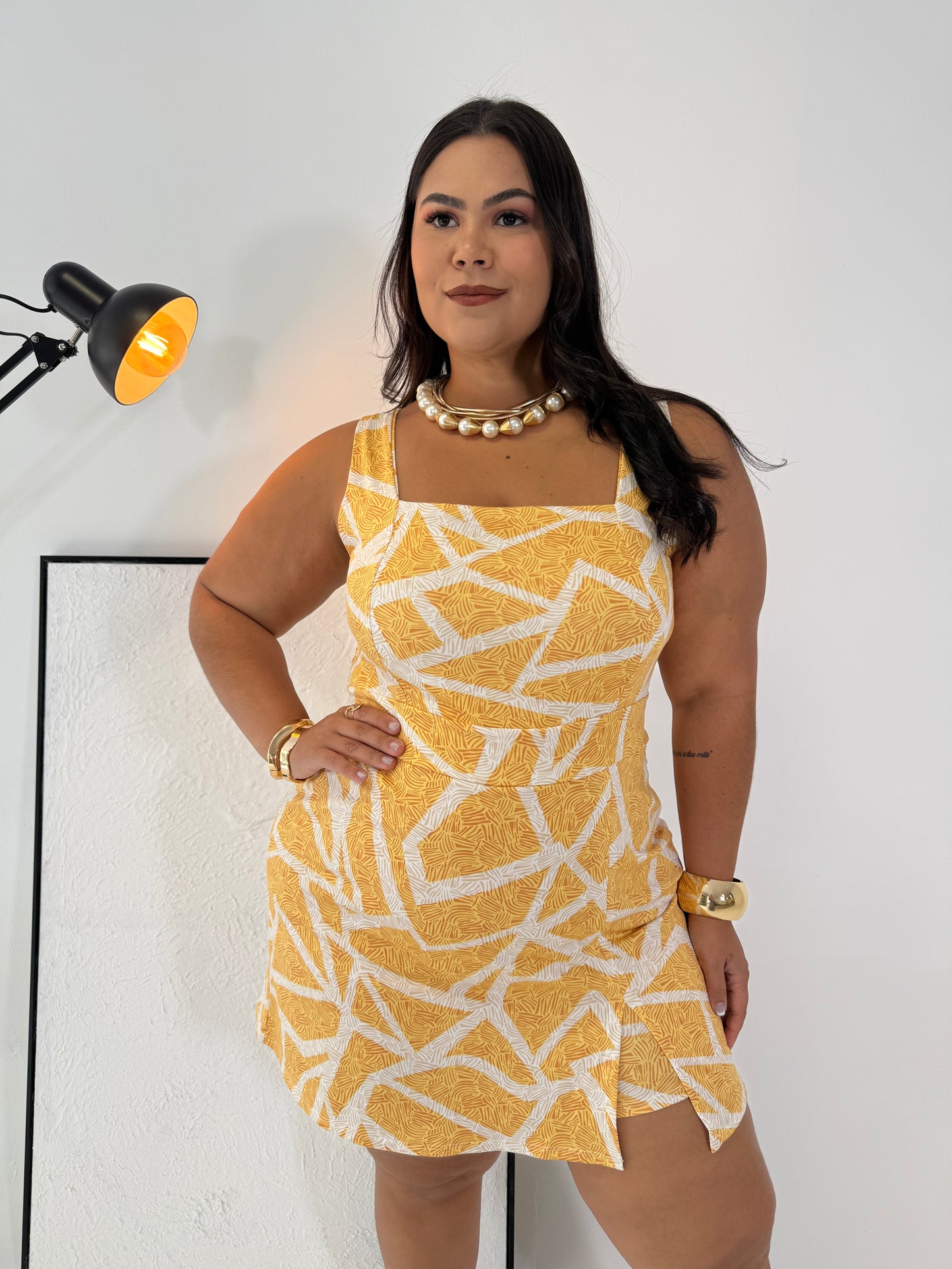 Macaquinho Feminino Alice Amarelo - Estilo Geométrico e Conforto em uma Peça Única