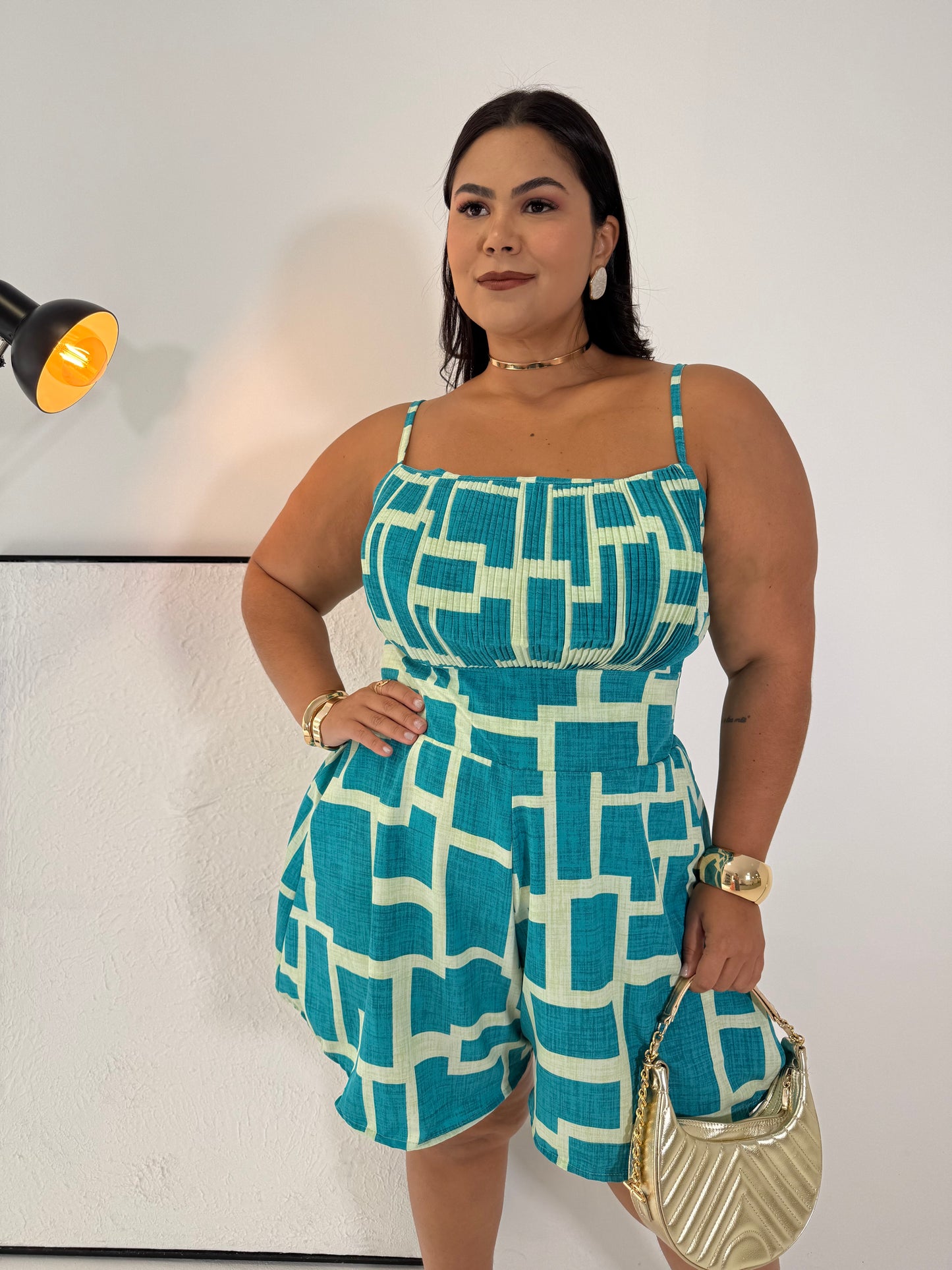 Macaquinho de Crepe Geométrico Carol - Elegância Plissada que Não Marca e Não Amassa