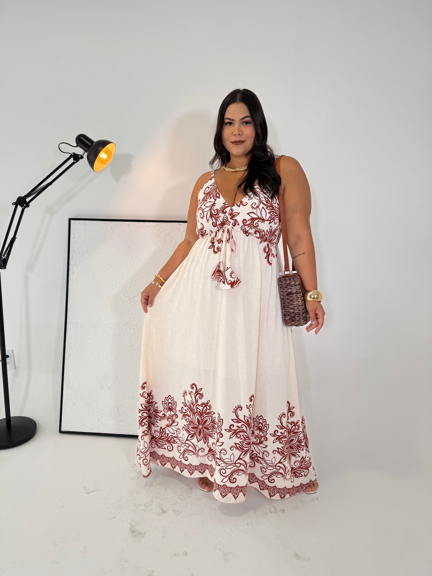 Vestido Cintia Off-White e Marrom - O Encanto que Flui como o Vento