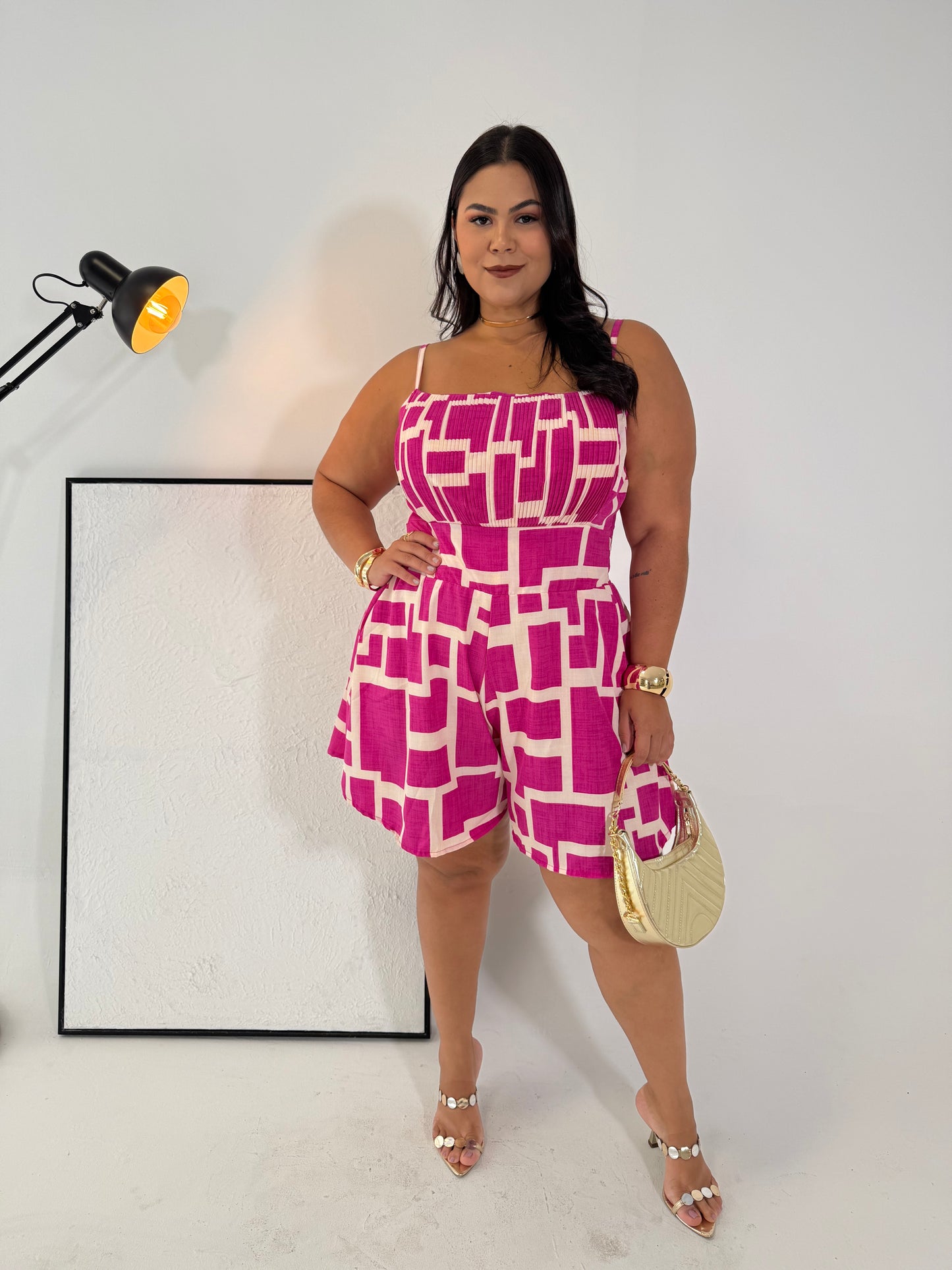 Macaquinho de Crepe Geométrico Carol - Elegância Plissada que Não Marca e Não Amassa