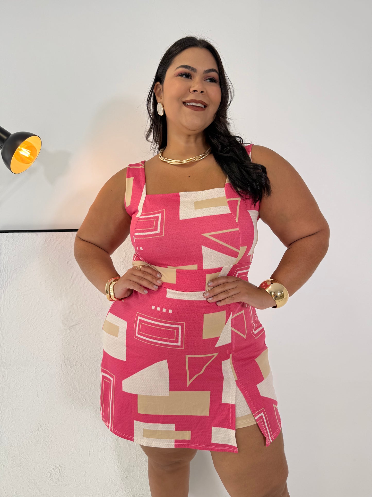 Macaquinho Feminino Alice Rosa - Estilo Geométrico e Conforto em uma Peça Única