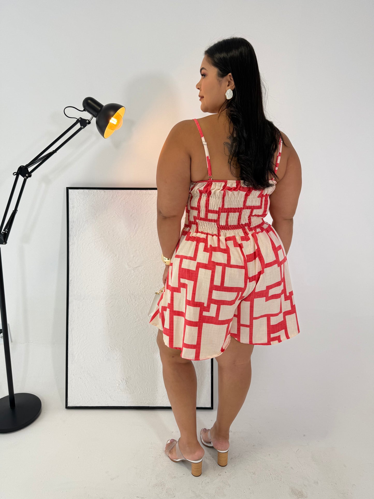 Macaquinho de Crepe Geométrico Carol - Elegância Plissada que Não Marca e Não Amassa