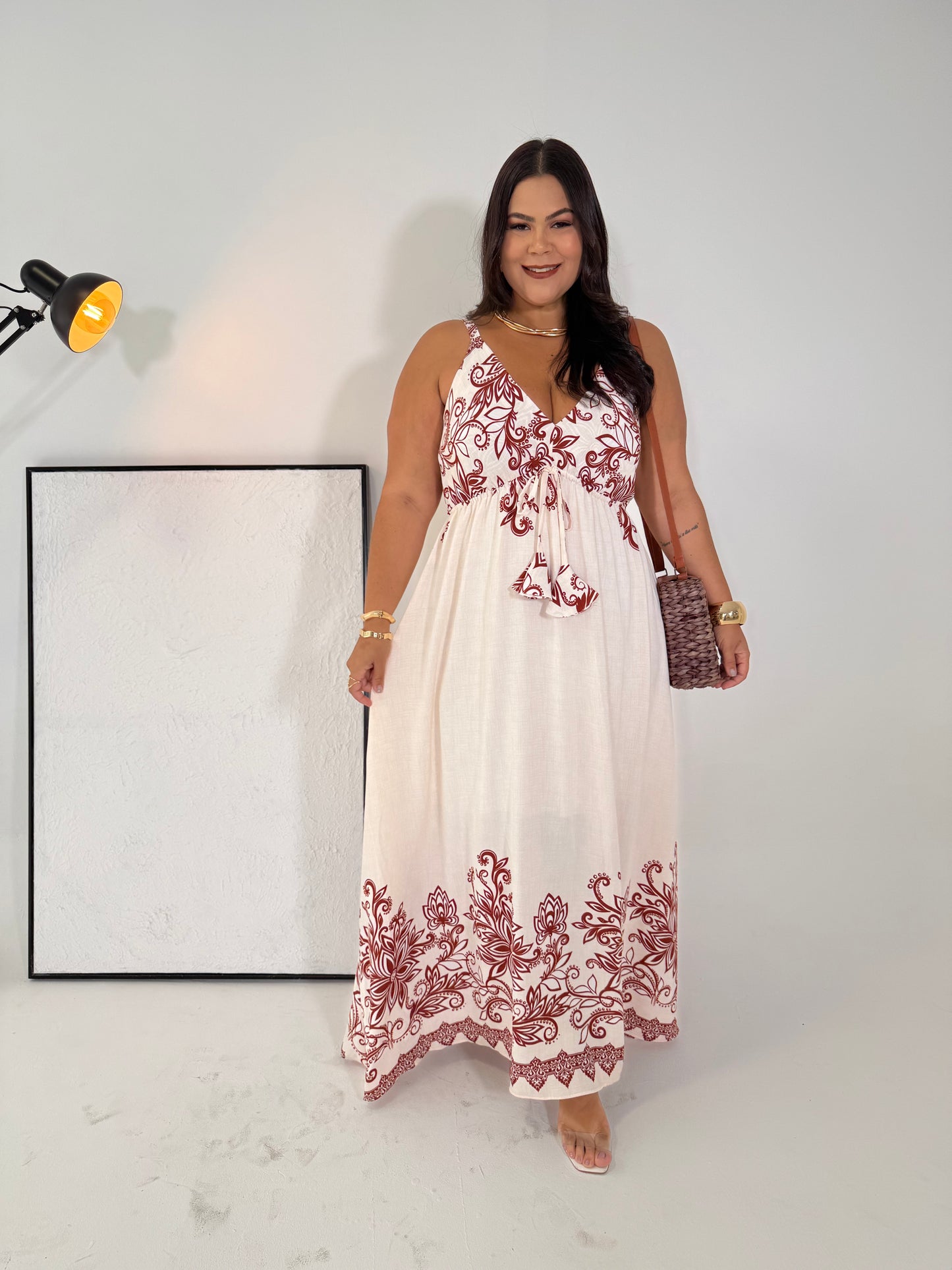 Vestido Cintia Off-White e Marrom - O Encanto que Flui como o Vento