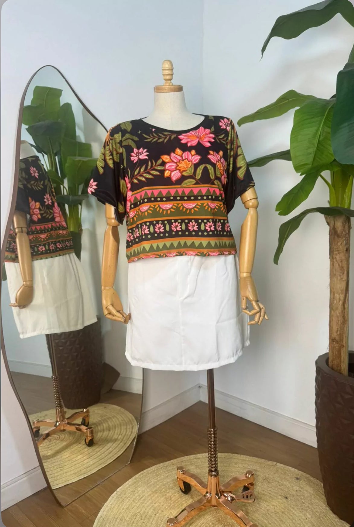 Blusa Luana em malha light - O Toque de Cor e Conforto que Seu Look Merece
