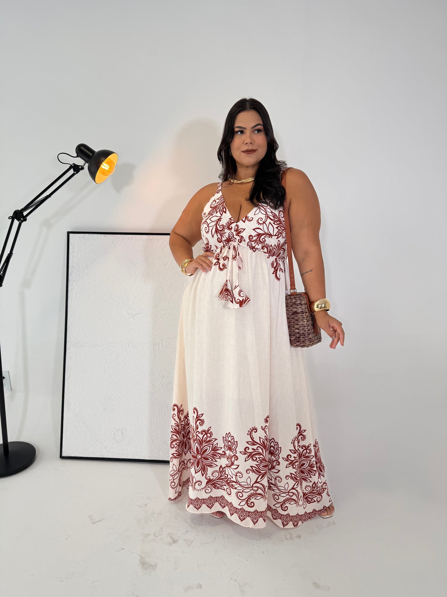 Vestido Cintia Off-White e Marrom - O Encanto que Flui como o Vento