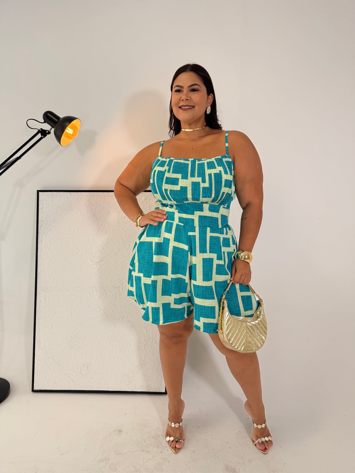 Macaquinho de Crepe Geométrico Carol - Elegância Plissada que Não Marca e Não Amassa