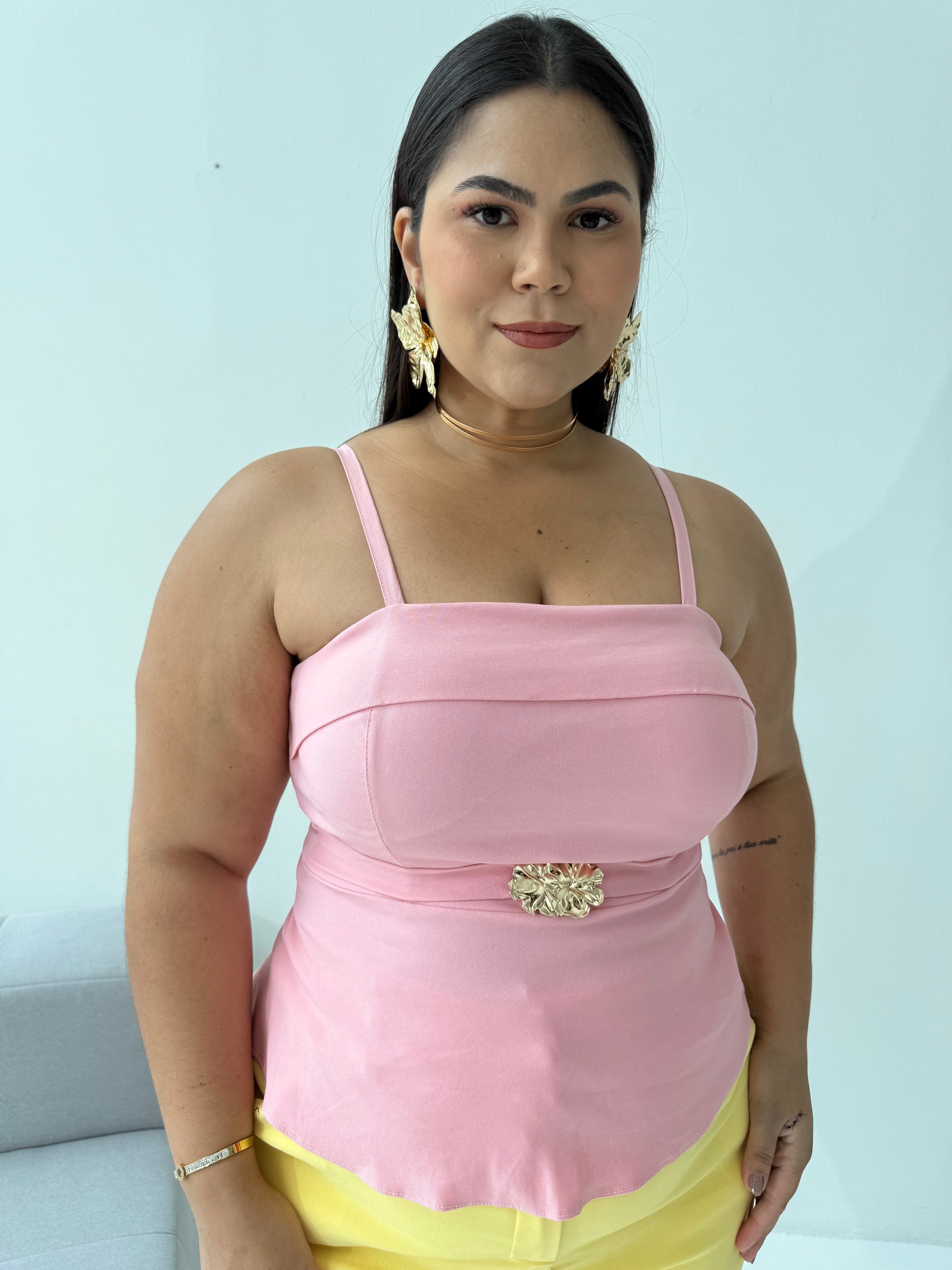 Blusa Candy Color Rosa – Delicadeza e Sofisticação com Toque Moderno