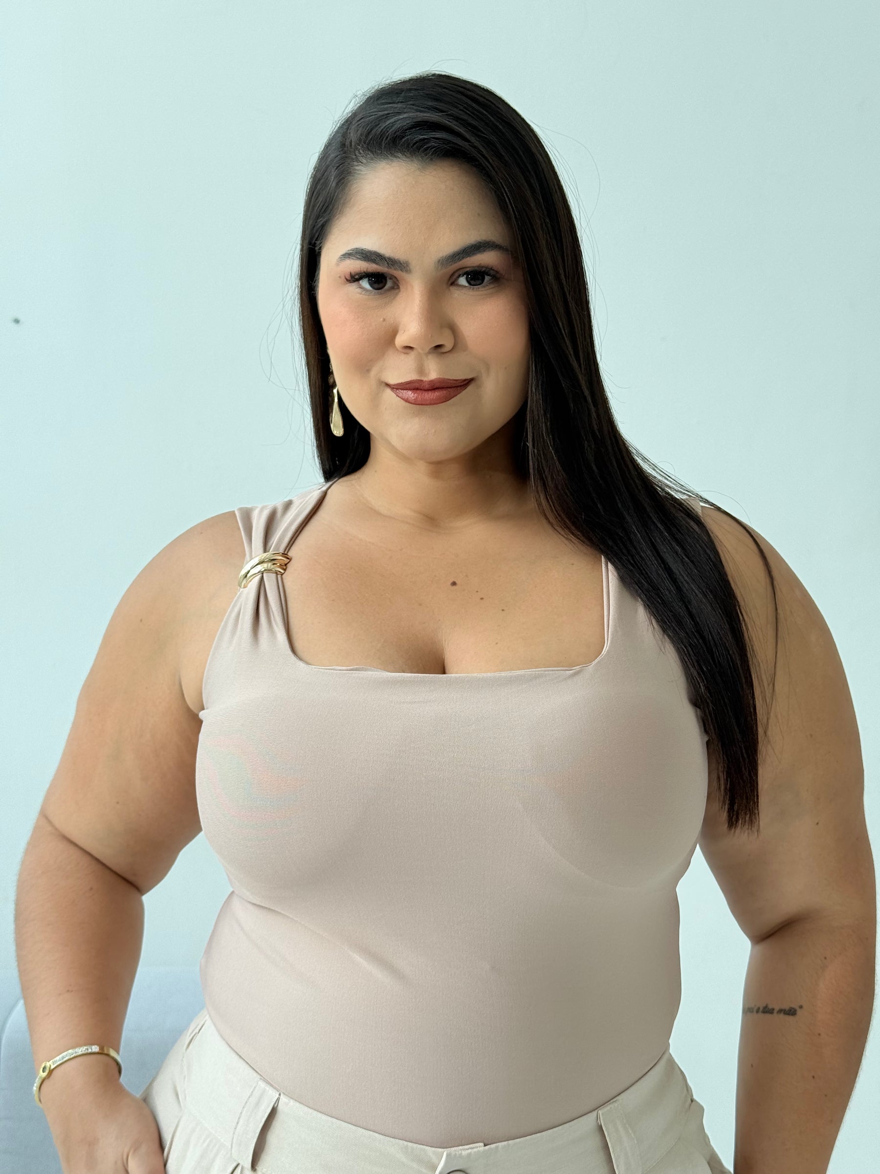 Blusa Patrícia Nude – Elegância Neutra e Sofisticada