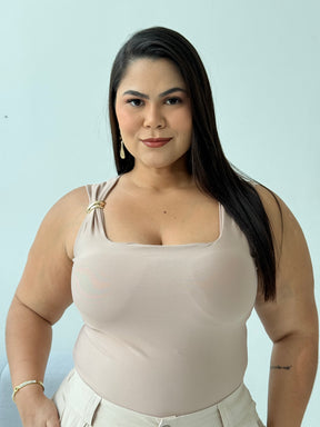 Blusa Patrícia Nude – Elegância Neutra e Sofisticada