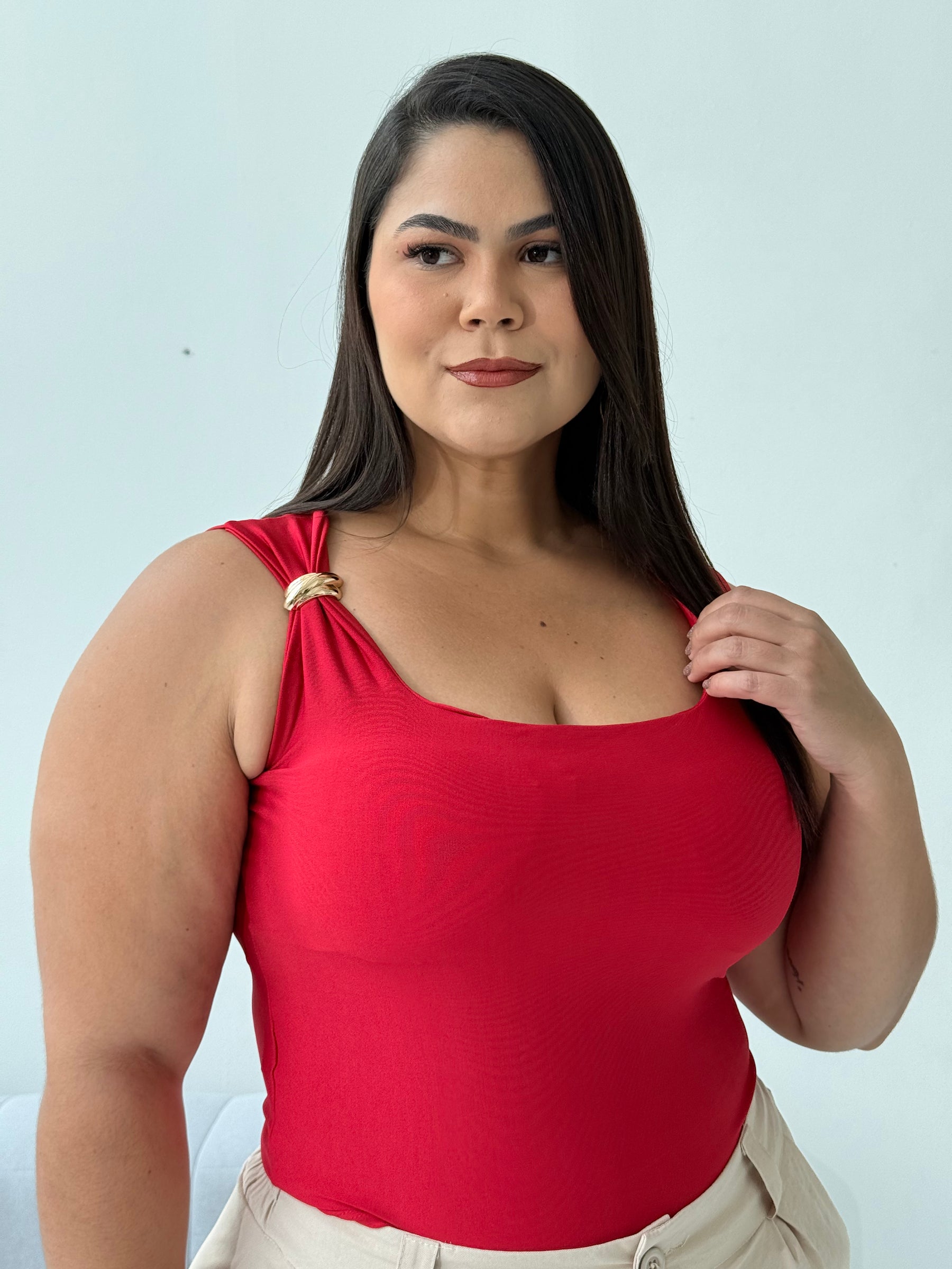 Blusa Patrícia Vermelha – Elegância e Poder em Uma Só Peça