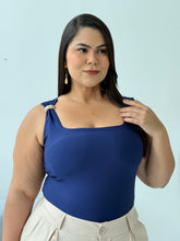 Blusa Patrícia Azul Escuro – Elegância Clássica com Toque Moderno