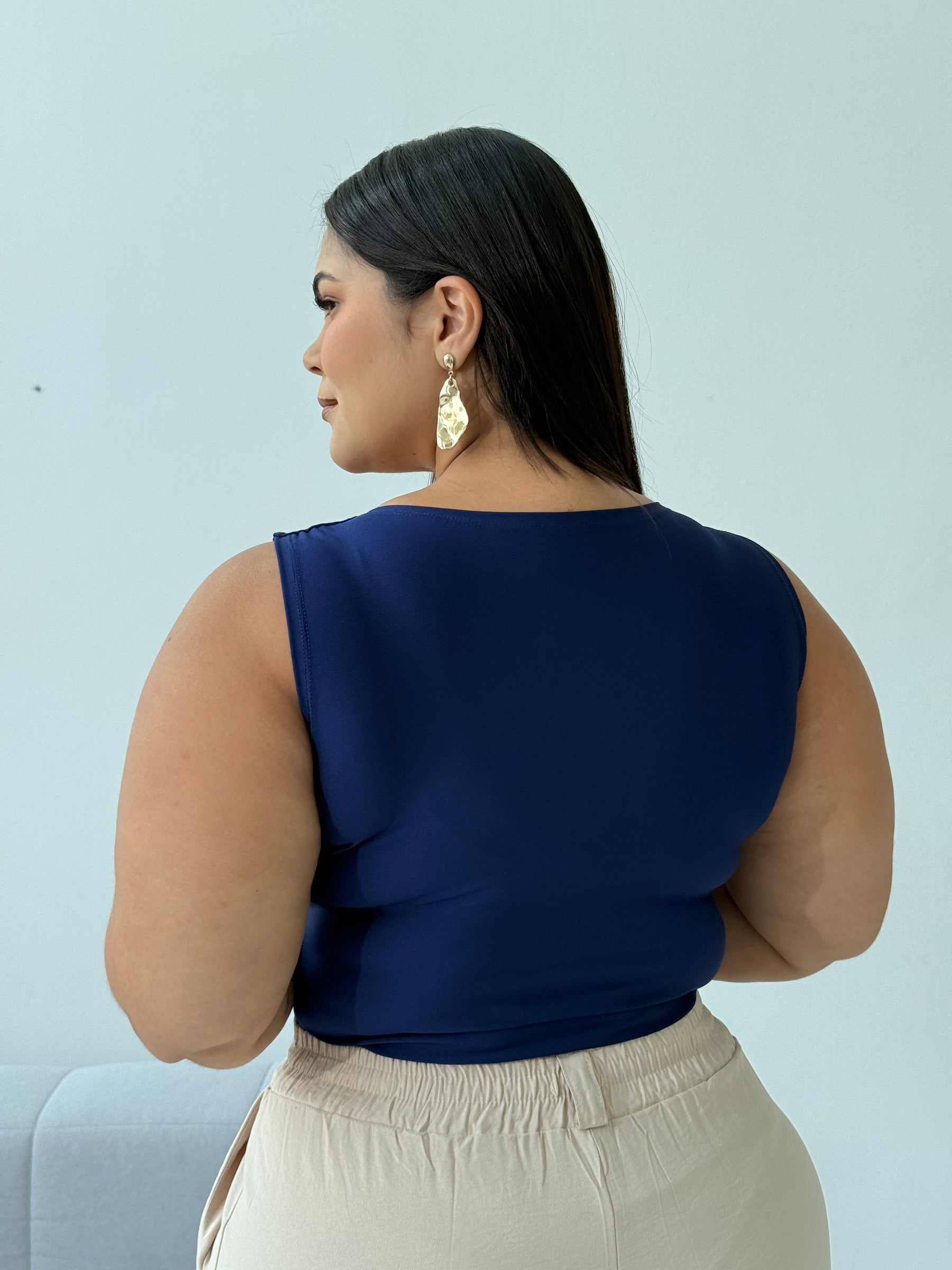 Blusa Patrícia Azul Escuro – Elegância Clássica com Toque Moderno