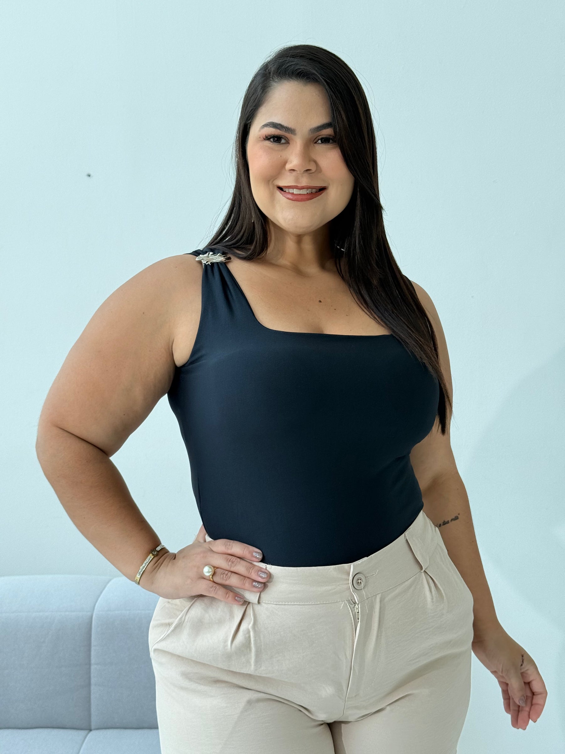 Blusa Patrícia Preta – Clássico, Sofisticado e Atemporal