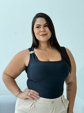 Blusa Patrícia Preta – Clássico, Sofisticado e Atemporal