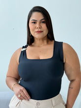 Blusa Patrícia Preta – Clássico, Sofisticado e Atemporal