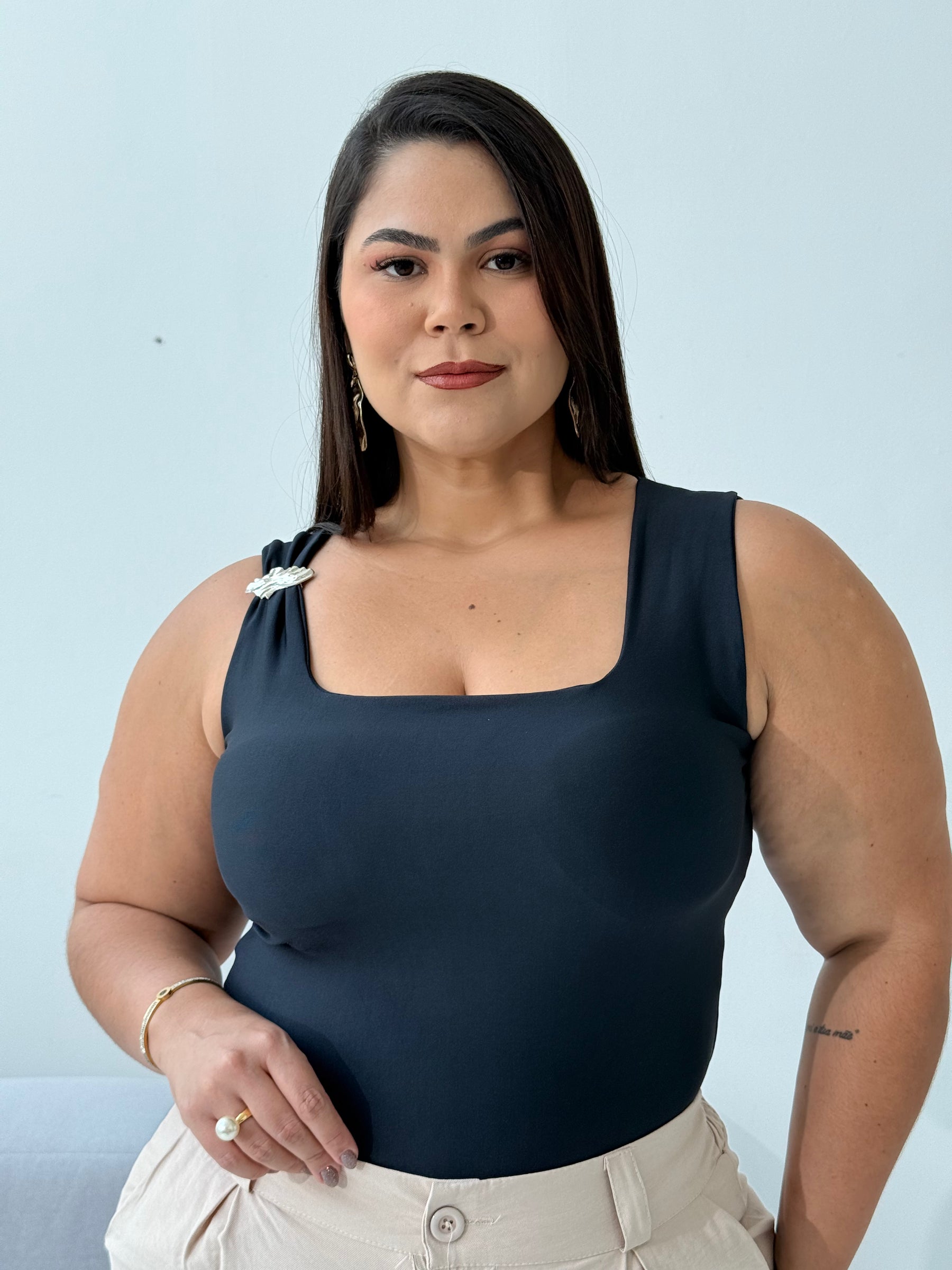 Blusa Patrícia Preta – Clássico, Sofisticado e Atemporal