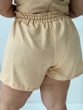 Short Nude – Sofisticação Neutra e Conforto Atemporal